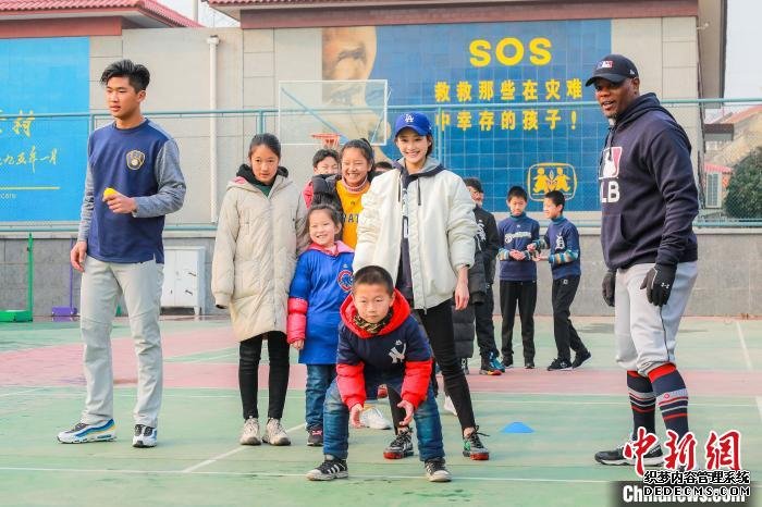 演员李纯来到现场，与儿童村的孩子们一同挥棒、接球，体验棒球运动的乐趣。　钟欣 摄