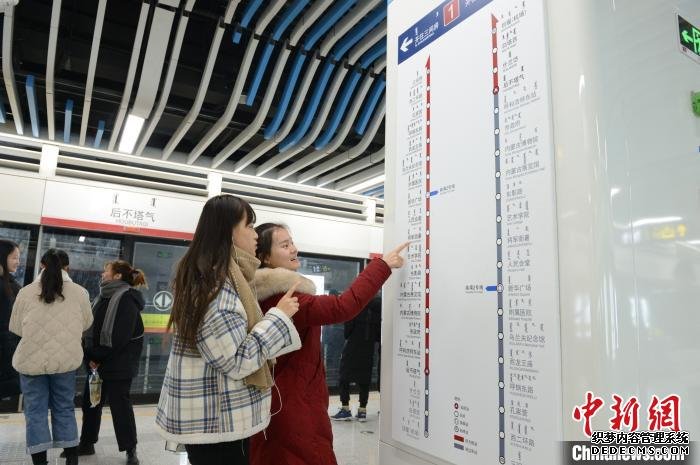 两位女士观看地铁线路图。　刘文华 摄