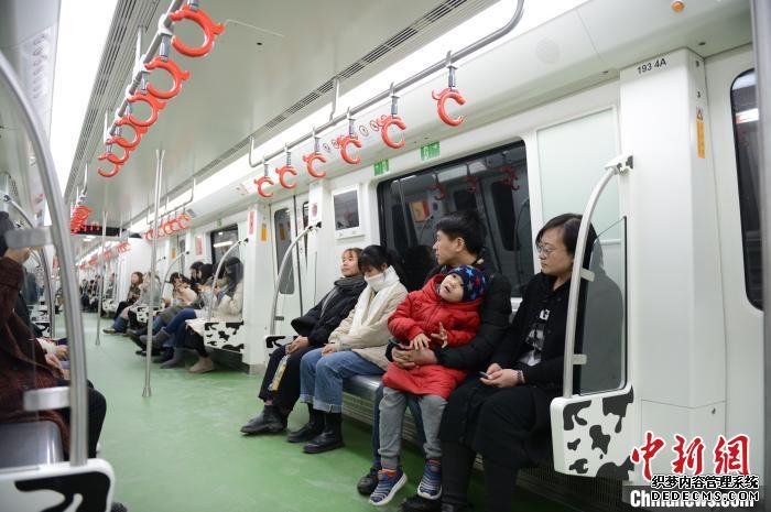 民众试乘地铁。　刘文华 摄