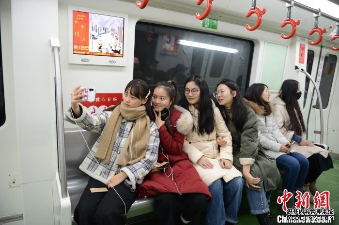 女孩们试乘地铁时自拍“打卡”。　刘文华 摄