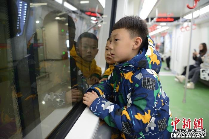 小朋友试乘地铁。　刘文华 摄
