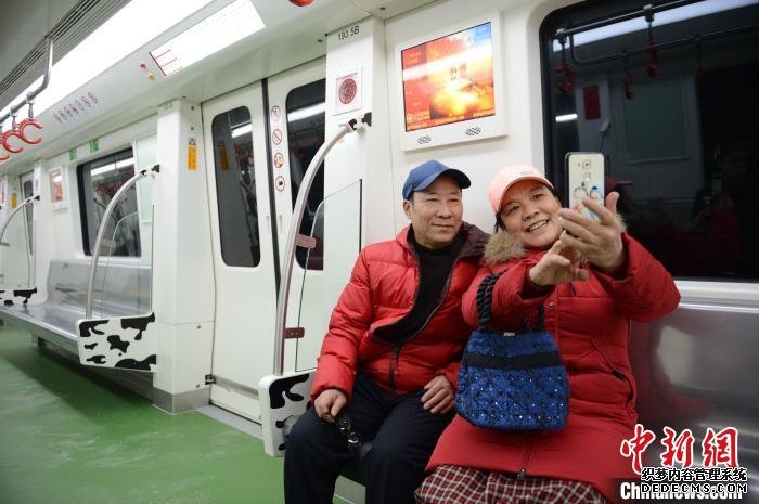 老年人试乘地铁时自拍“打卡”。　刘文华 摄