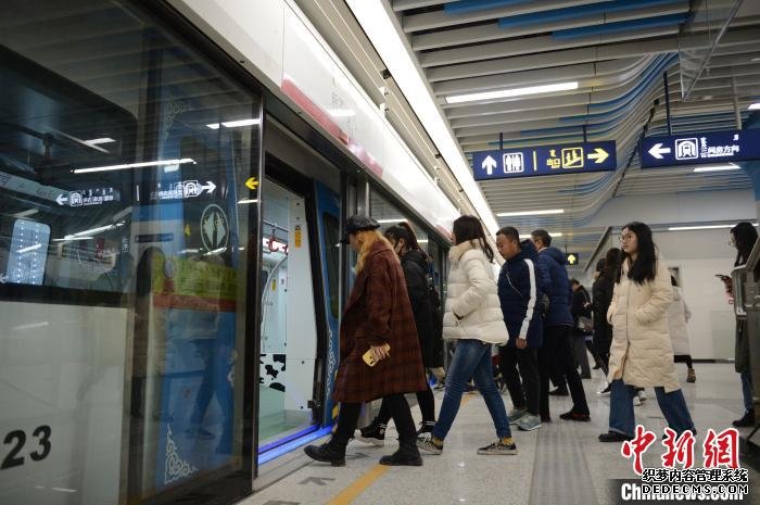 民众排队试乘地铁。　刘文华 摄