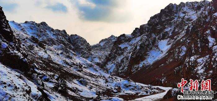 怪石林雪景。　发如克江?吐尔逊　摄