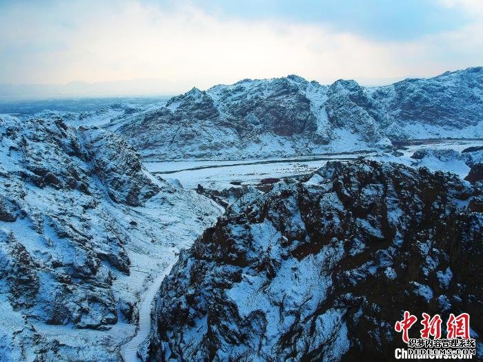 由于火州大地地表气温较高，向阳处刚刚落下的雪便当即融化，只有背阴面的地方勉强在太阳未露出真容前保留片刻。　李靖海　摄